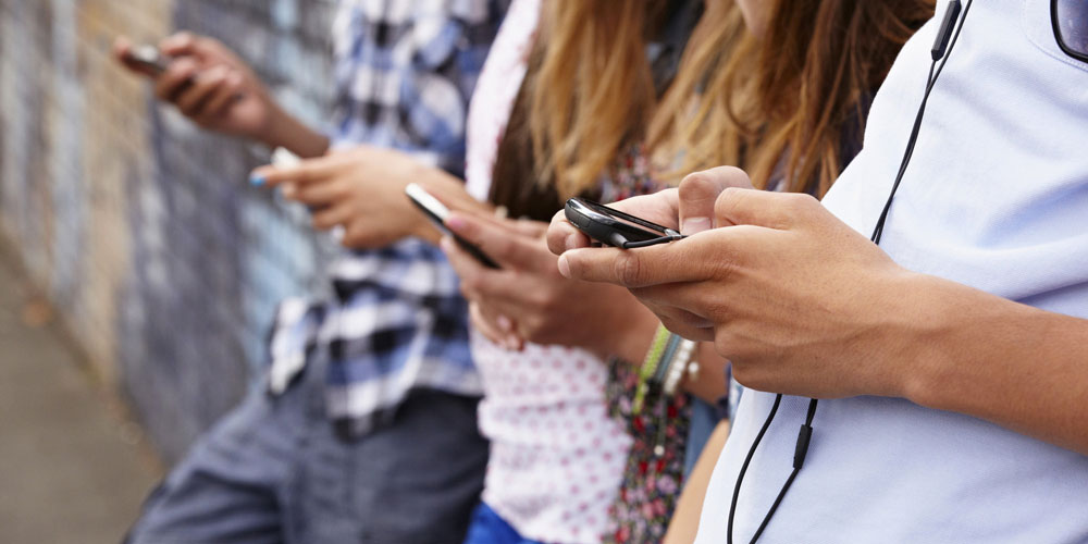adolescents-iphone-apple-watch