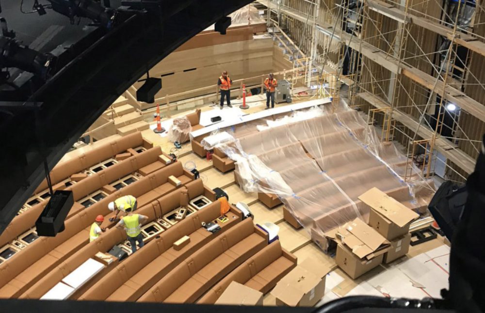 Le Steve Jobs Theater se révèle : sièges en cuire avec prises de recharge