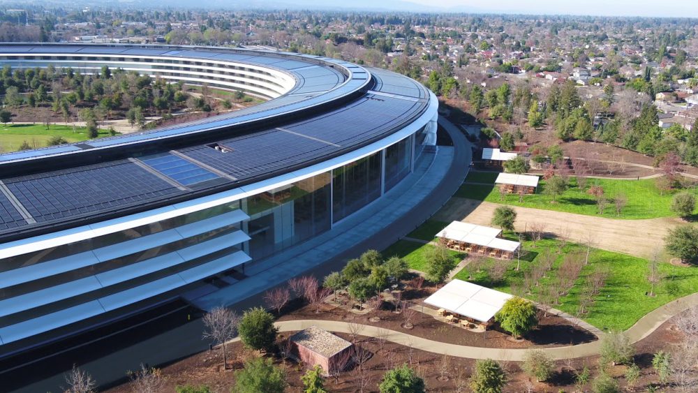 Premier survol de l'Apple Park en 2018