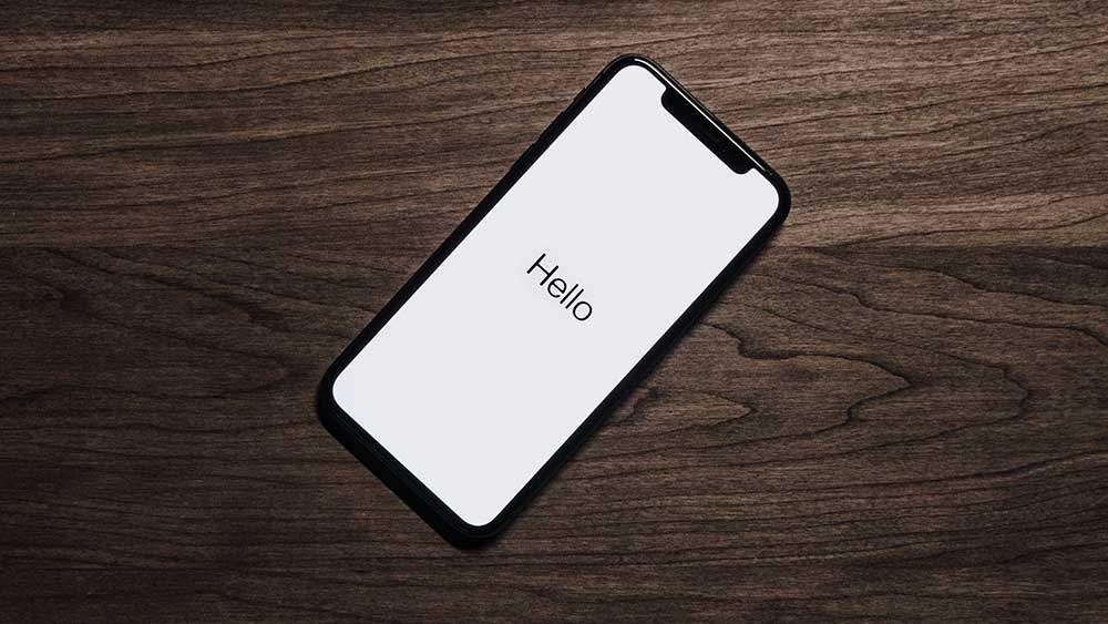 un iphone sur une table en bois