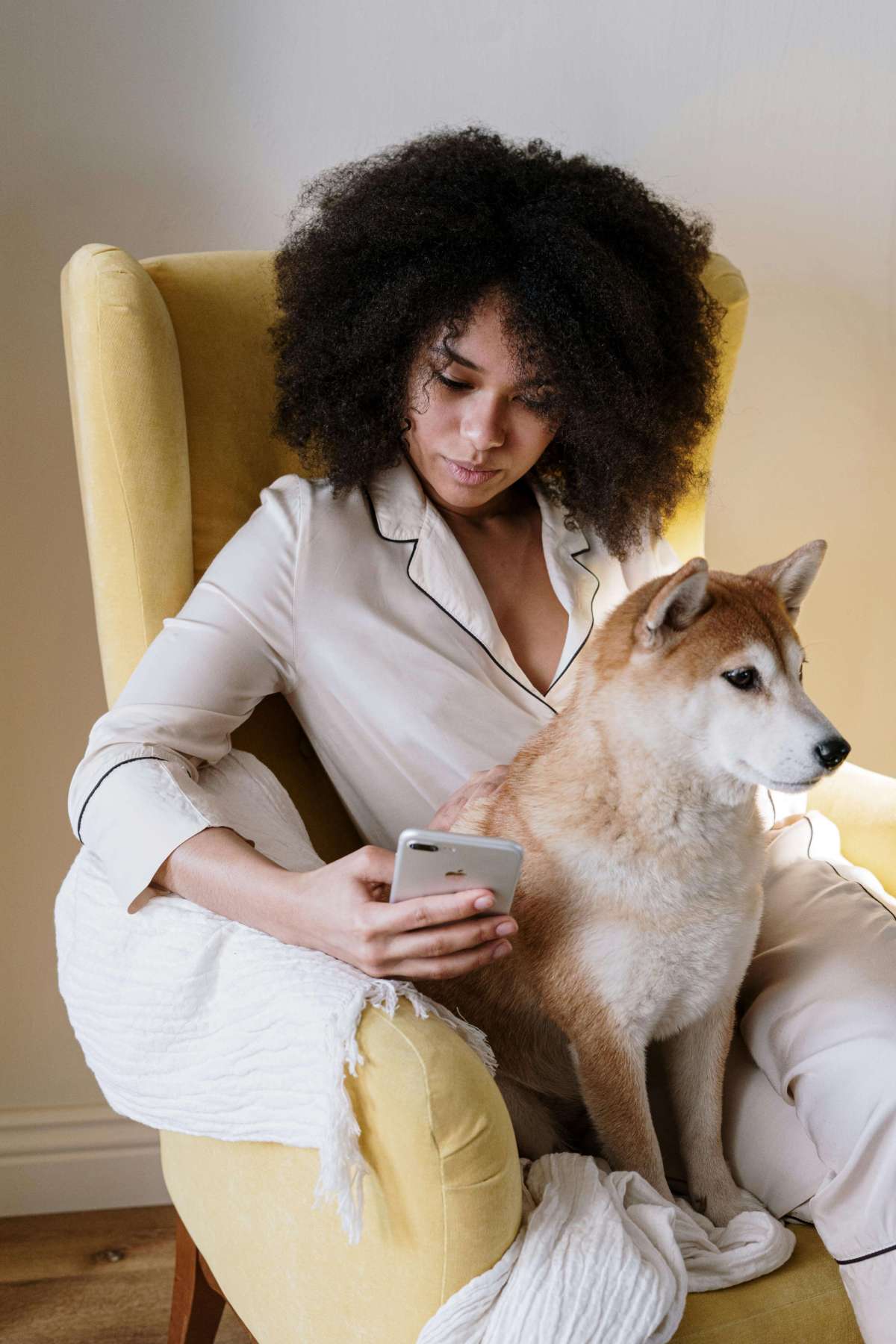 femme qui envoi un sms depuis un iphone