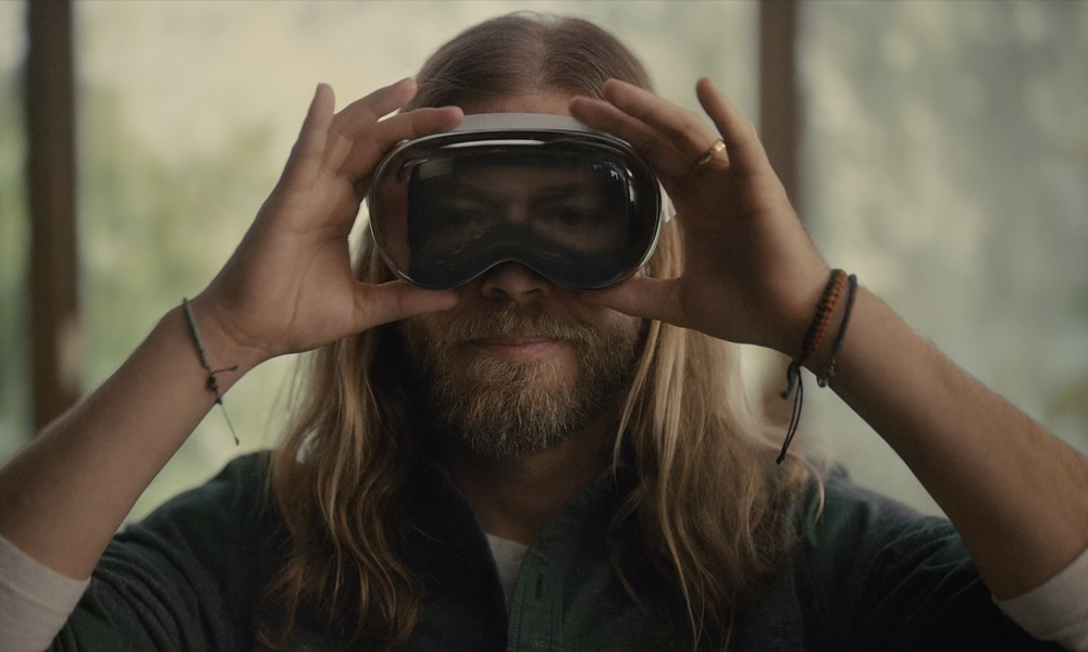 Casque Apple Vision Pro 2 Tim Cook fait une analogie entre le lancement de lApple Vision Pro et celui de liPhone, du Mac et de liPad