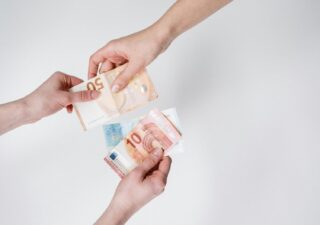 pexels cottonbro 3943746 320x225 La vitesse de paiement est le nouveau nerf de la guerre du commerce électronique