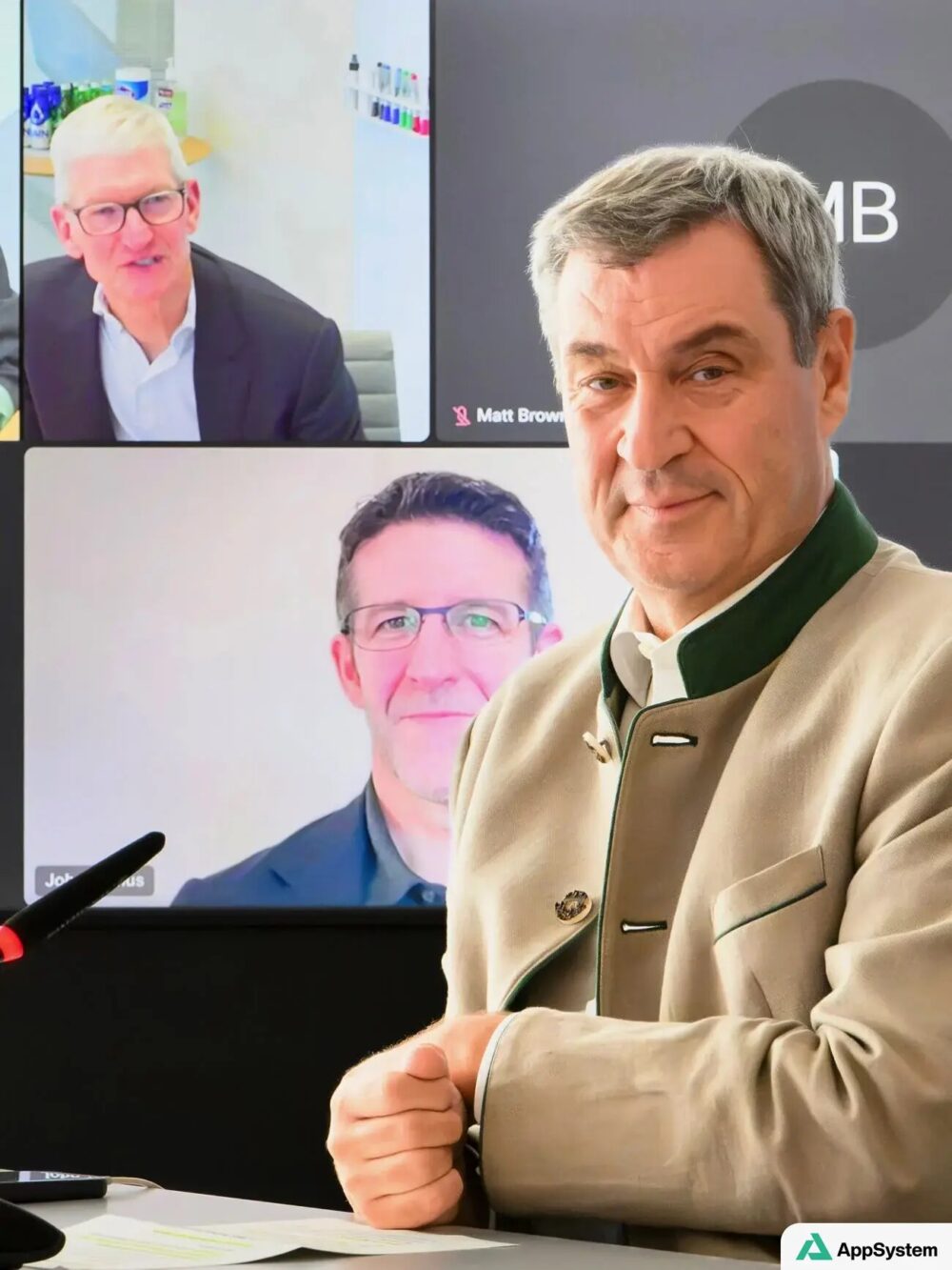 Tim Cook assis devant un écran de visioconférence