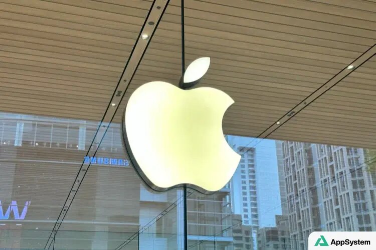 Logo Apple lumineux sur la façade d’un Apple Store