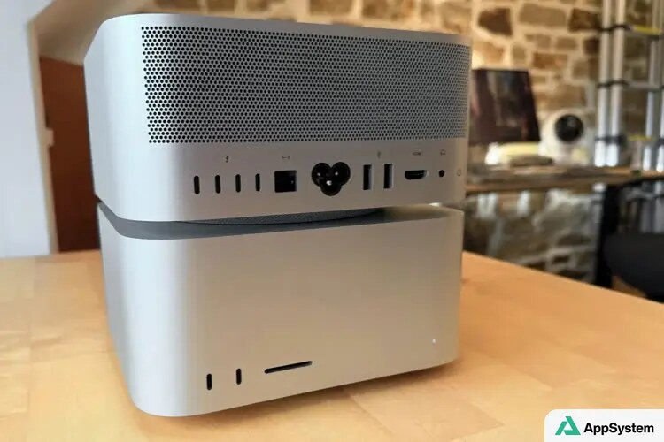 Deux Mac Studio empilés sur une table