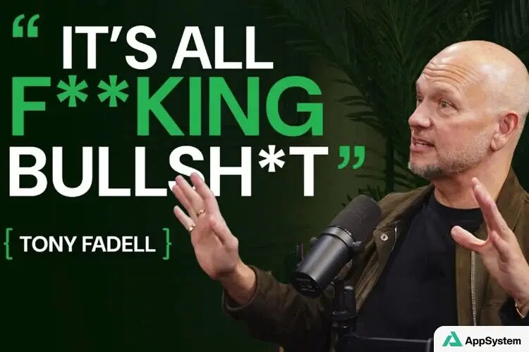 Tony Fadell parle devant un micro en studio