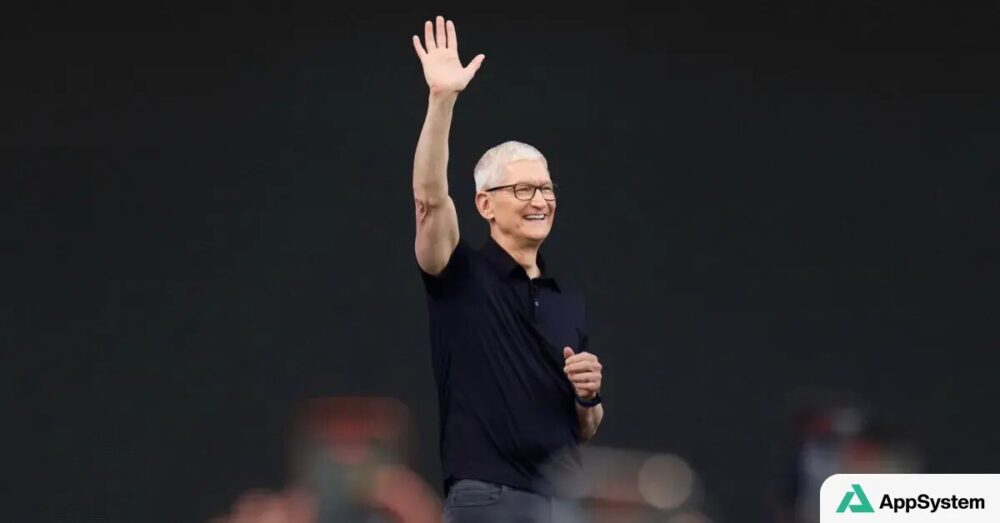 Tim Cook salue la foule lors d’un événement public