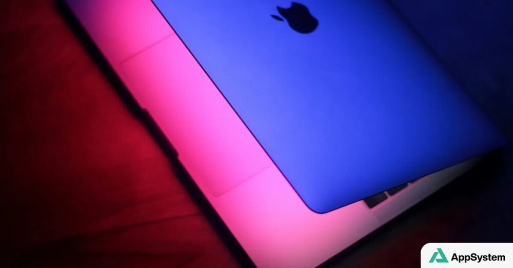 Ordinateur portable Apple éclairé par des lumières bleue et rose