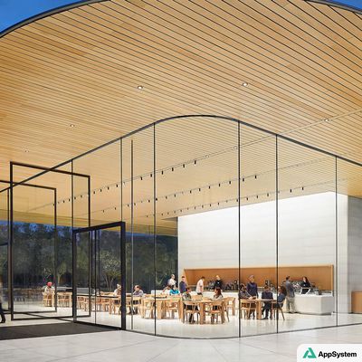 Intérieur lumineux d’un Apple Store avec tables et clients
