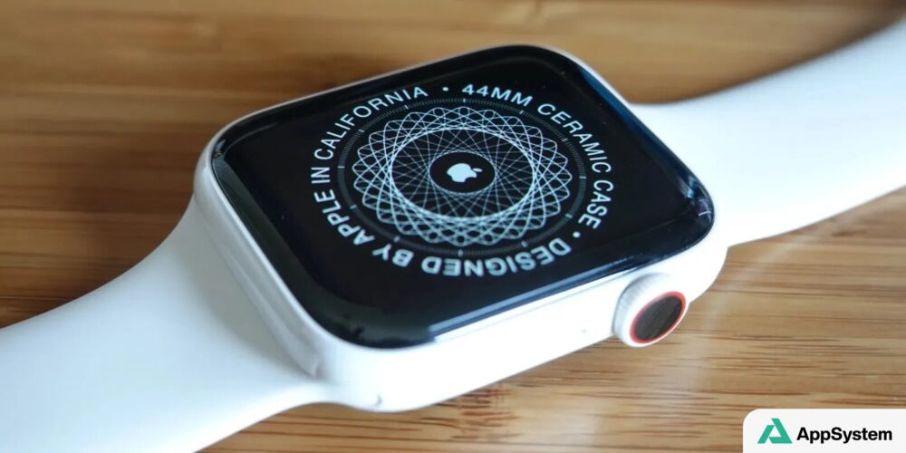 Gros plan sur une Apple Watch blanche à boîtier en céramique