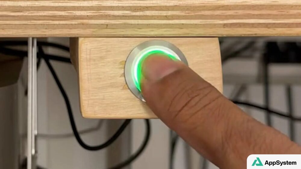 Capteur Touch ID artisanal fixé sous un bureau en bois