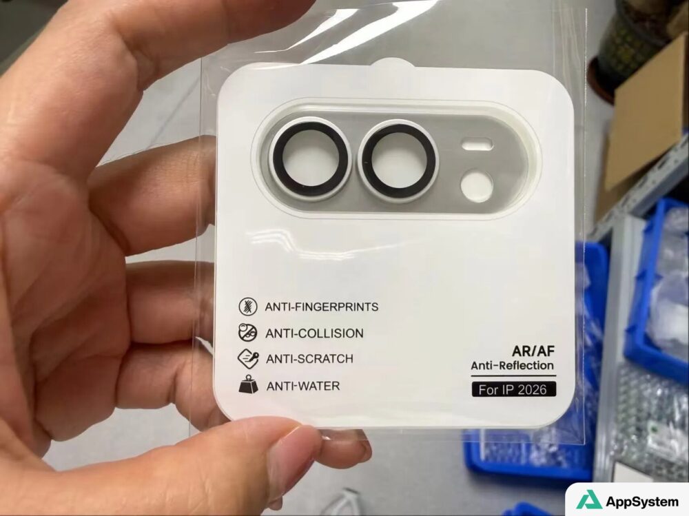 Pièce présumée d’iPhone argenté montrant un module photo sous emballage