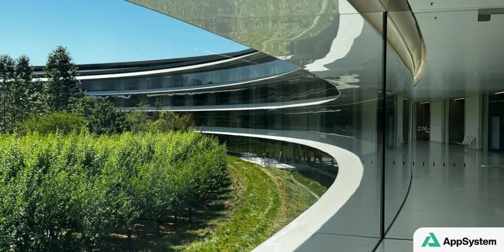 Vue du campus circulaire d’Apple sous un ciel dégagé
