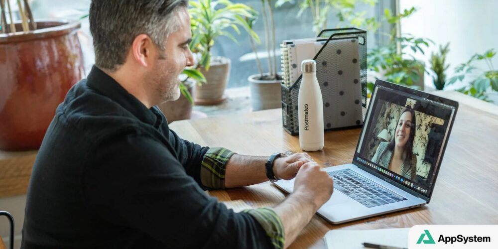 Utilisateur assistant à une réunion vidéo Zoom depuis un MacBook