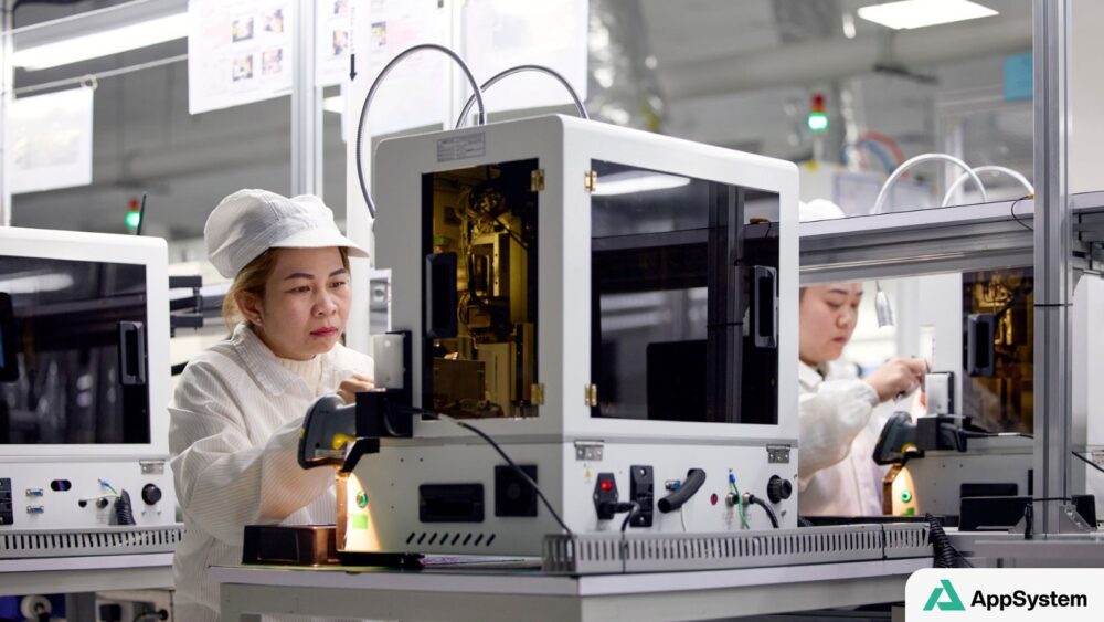 Employée travaillant sur une machine automatisée dans une usine vietnamienne