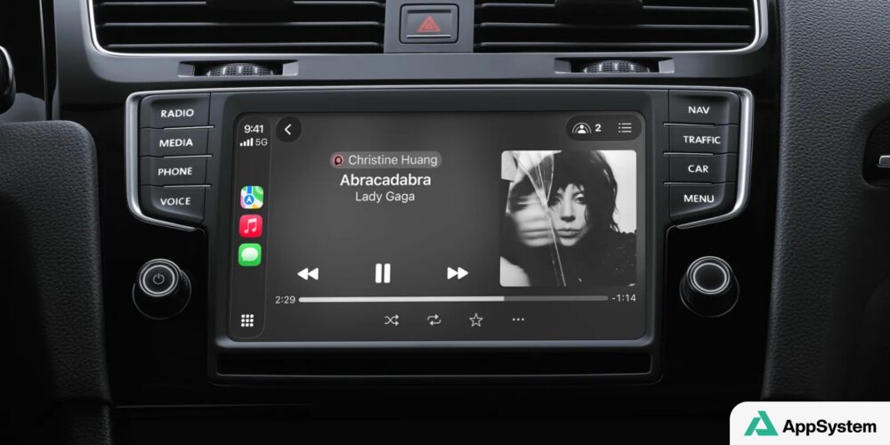 Écran CarPlay affichant Apple Music dans une voiture