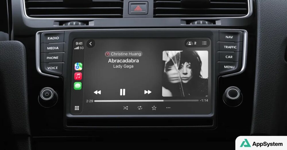 Écran CarPlay affichant Apple Music dans une voiture