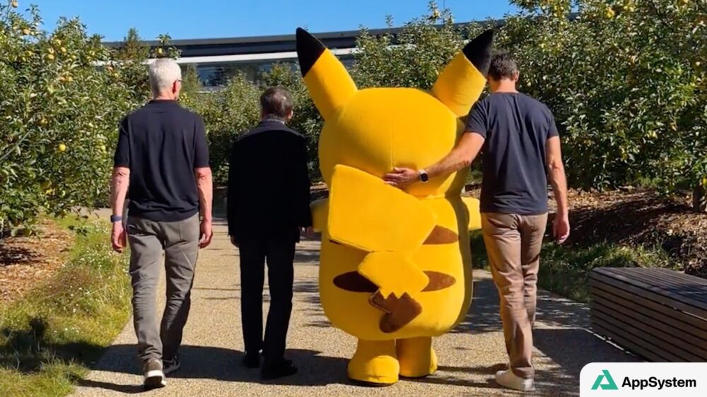 Pikachu marche avec Tim Cook et John Ternus à Apple Park