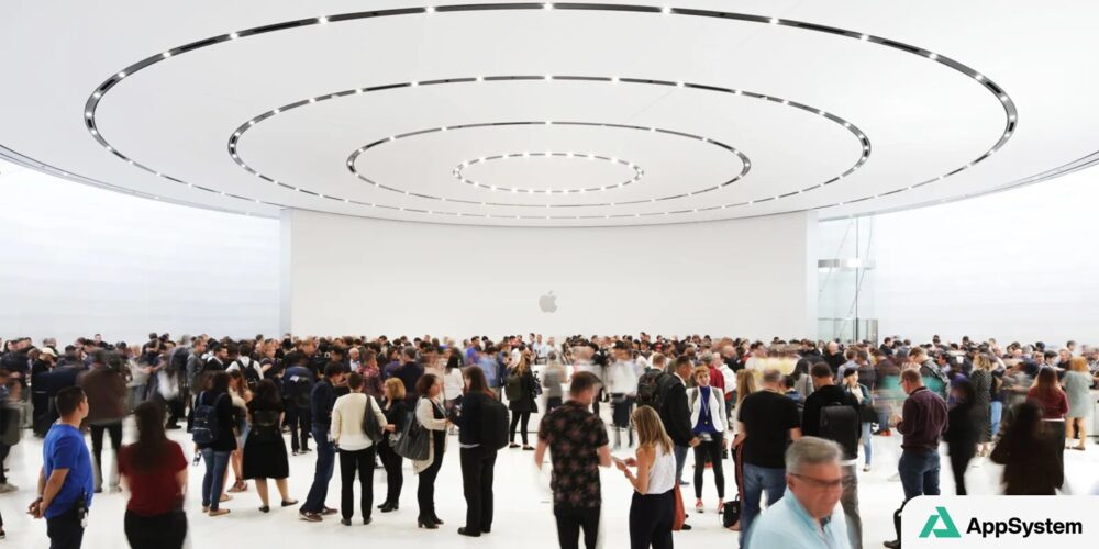 Visiteurs rassemblés dans un espace Apple lumineux