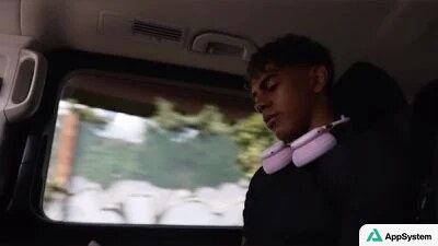 Personne portant un casque Beats rose à l’intérieur d’une voiture