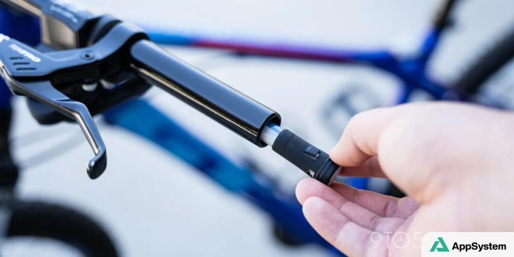 Tracker cylindrique retiré de l’extrémité d’un guidon