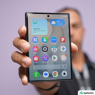 Smartphone pliable Samsung présenté écran allumé