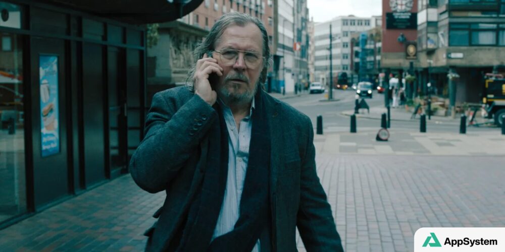 Personnage de Slow Horses au téléphone dans une rue londonienne
