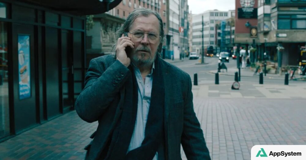 Gary Oldman dans Slow Horses, au téléphone dans une rue londonienne