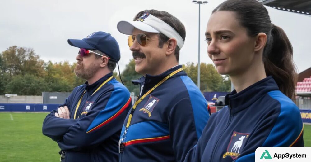 Trois membres de l’équipe de Ted Lasso sur un terrain de football