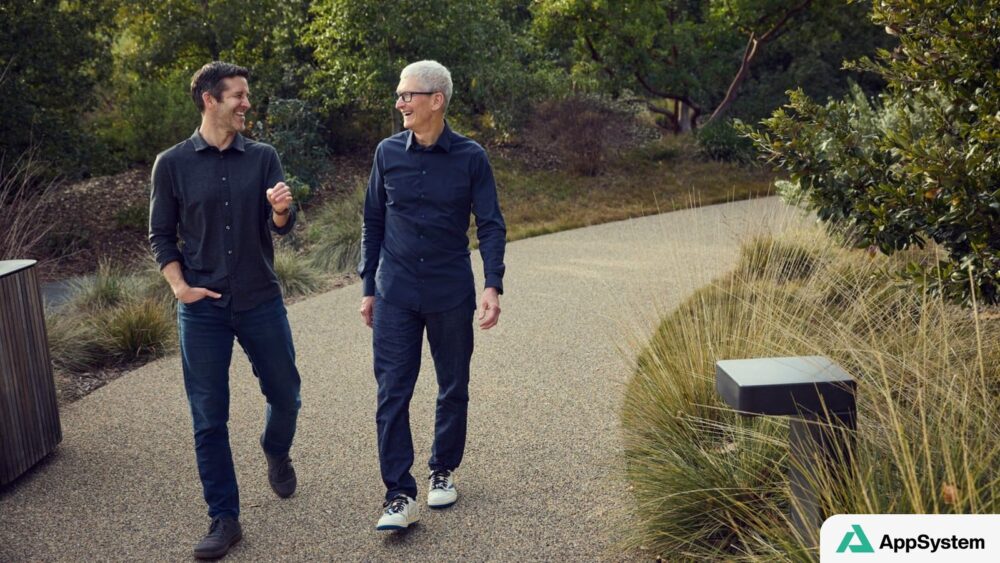 Tim Cook et John Ternus marchant ensemble dans un jardin