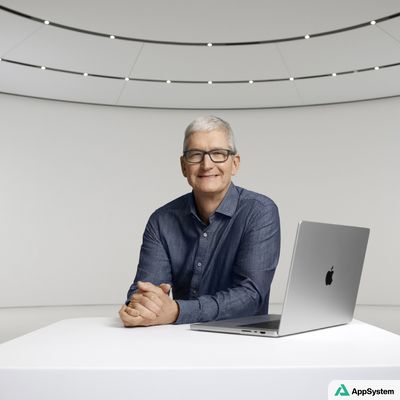 Tim Cook pose avec un MacBook dans Apple Park