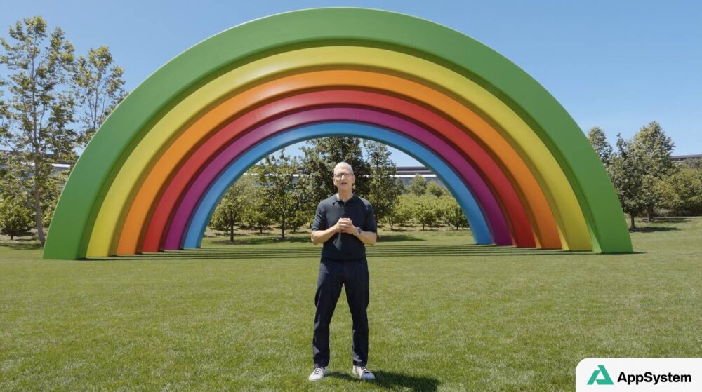 Tim Cook devant un arc-en-ciel sur le campus Apple