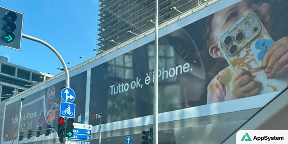 Panneau publicitaire Apple montrant un enfant tenant un iPhone