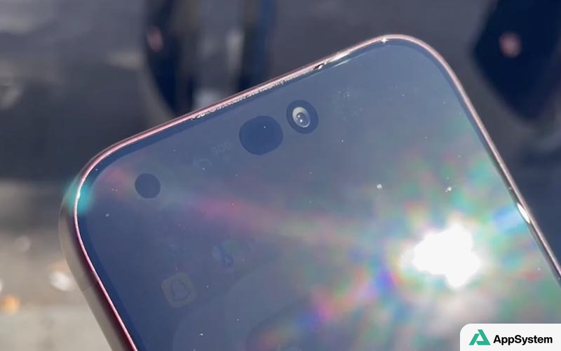 Gros plan sur les capteurs infrarouges visibles d’un iPhone