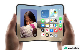 Smartphone pliant ouvert tenu à deux mains