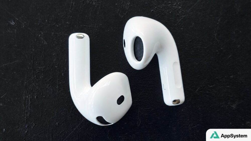 Deux écouteurs AirPods 5 blancs vus sous un autre angle.