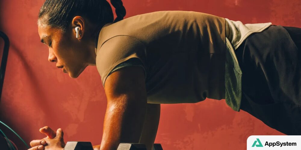 Sportive portant un écouteur sans fil pendant un exercice