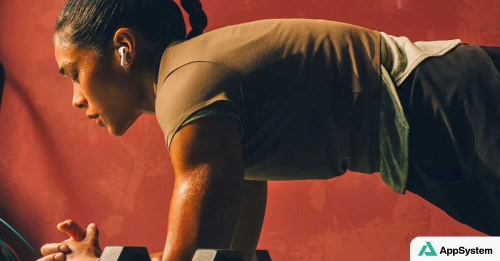 Sportive portant un écouteur sans fil pendant un exercice