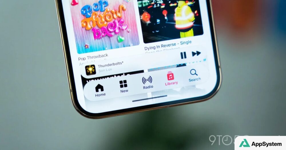 Téléphone affichant la nouvelle interface Apple Music avec navigation translucide