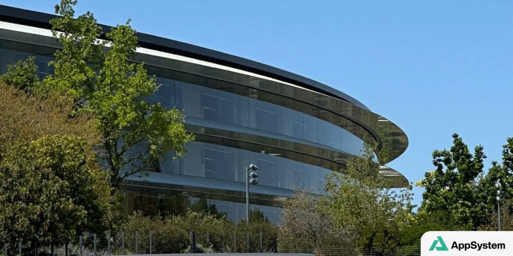 Bâtiment circulaire du siège d’Apple entouré d’arbres