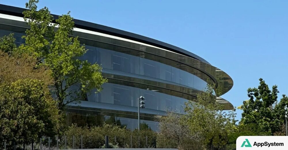 Bâtiment circulaire du siège d’Apple entouré d’arbres