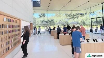 Intérieur rénové avec étagères murales et tables de produits
