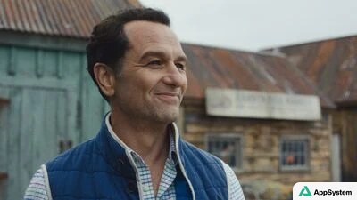 Homme souriant dans une scène de série télévisée
