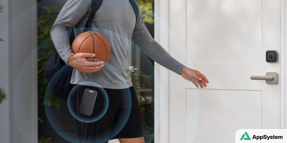 Utilisateur devant une porte avec serrure intelligente et smartphone