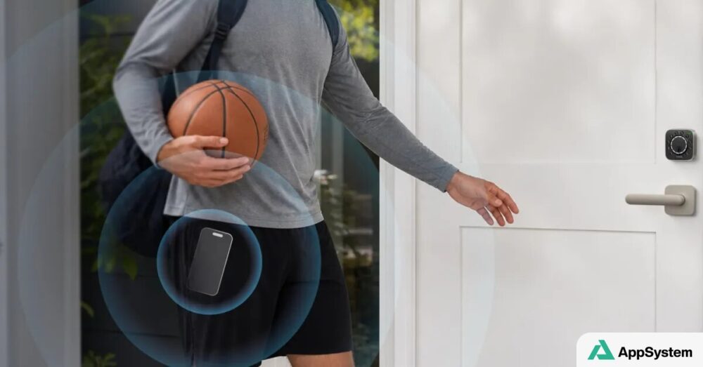 Personne approchant d’une porte équipée d’une serrure connectée UWB