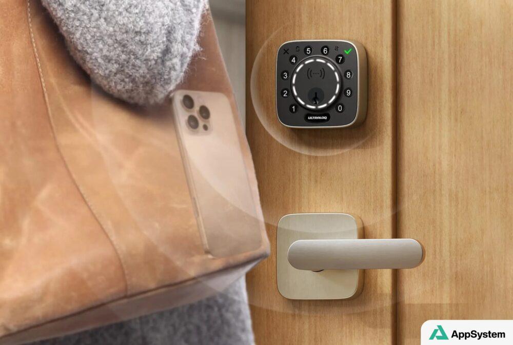 Serrure connectée ULTRALOQ et smartphone devant une porte en bois