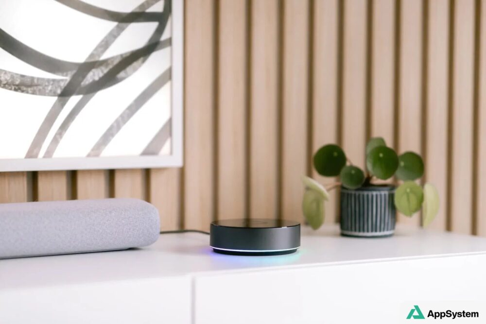 Enceinte connectée et boîtier domotique dans un intérieur moderne