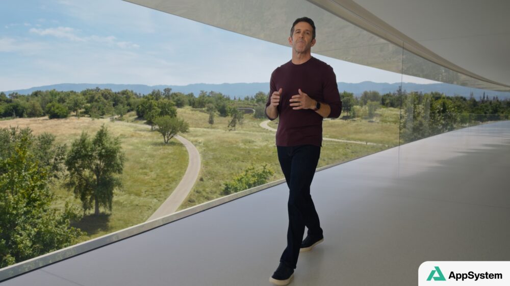 Un dirigeant présente des produits Apple dans un bâtiment vitré