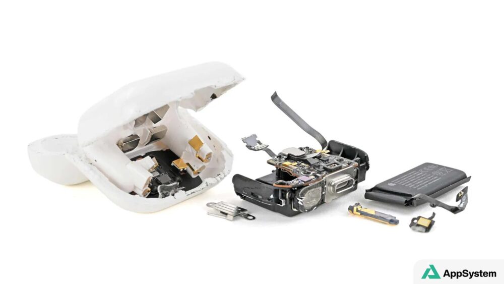 Boîtier et composants internes des AirPods 5 après démontage